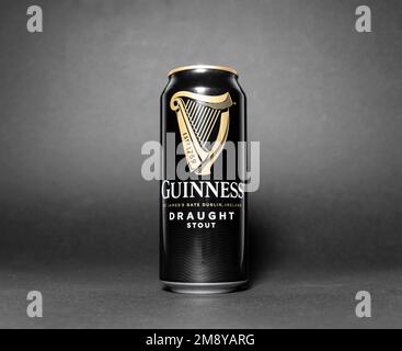 Eriwan, Armenien, 31. Dezember 2022: Aluminiumdose mit Guinness-Bierflasche vom Fass. Guinness-Bier wird in Dublin, Irland, hergestellt. Stockfoto