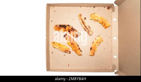 Brauner, offener Karton. Pizzapapapapapierdose mit übrig gebliebener Pizza in einer Schachtel isoliert auf weißem Hintergrund. Pizza, die noch übrig ist Stockfoto