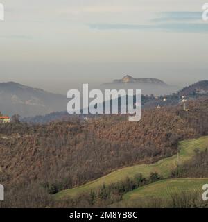 Winterlandschaft im Norden Apennins: Badolo Cliff - Rocca di Badolo - schwebend im Nebel. Gemeinden Loiano und Sasso Marconi, Provinz Bologna Stockfoto