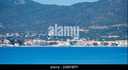 Blick auf Saint Maxime von der Küste von Saint tropez tagsüber Stockfoto