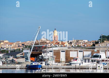 Blick auf St. Tropez von weit weg mit Palmen, Wasser und blauem Himmel tagsüber Stockfoto