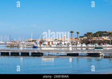 Blick auf St. Tropez von weit weg mit Palmen, Wasser und blauem Himmel am Tag Stockfoto