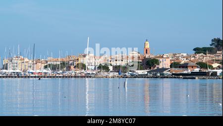 Blick auf St. Tropez von weit weg mit Palmen, Wasser und blauem Himmel tagsüber Stockfoto