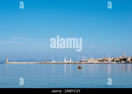 Blick auf St. Tropez von weit weg mit Palmen, Wasser und blauem Himmel tagsüber Stockfoto