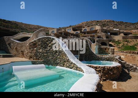 IOS, Griechenland - 6. Juni 2021 : Blick auf wunderschön dekorierte private Villen mit Swimmingpool in iOS Griechenland Stockfoto