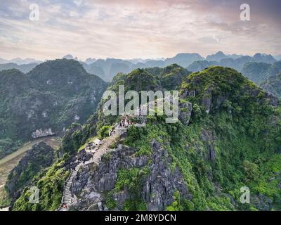 Top-Pagode des Hang Mua Tempels, mit großem Drachen, Vietnam Stockfoto