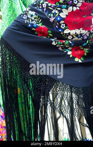 Frau in traditionellem extremenischen Kleid. Schal-Detail Stockfoto