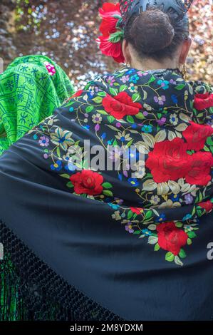 Frau in traditionellem extremenischen Kleid. Schal-Detail Stockfoto