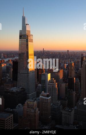 New York City bei Sonnenuntergang aus der Vogelperspektive. Superhoher Wolkenkratzer in der 42. Street in Midtown Manhattan Stockfoto