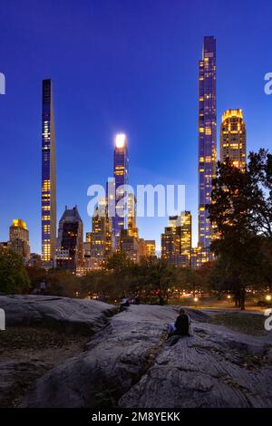 Central Park am Abend mit Blick auf die Wolkenkratzer der Milliardärsreihe. Midtown Manhattan, New York City Stockfoto