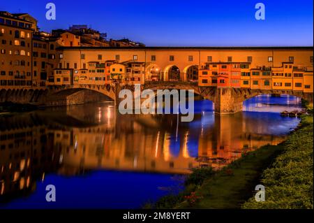 Silberschmiedegeschäfte auf der berühmten Brücke Ponte Vecchio am Fluss Arno in Centro Storico, Florenz, Italien bei Sonnenuntergang aus nächster Nähe Stockfoto