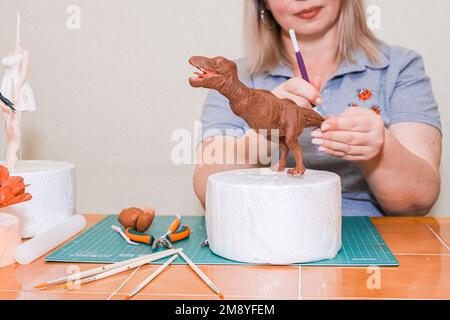 Meister in der Modellierung von Figuren aus Süßwaren-Mastix Stockfoto