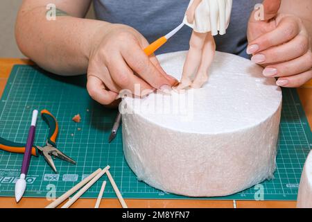 Meister in der Modellierung von Figuren aus Süßwaren-Mastix Stockfoto