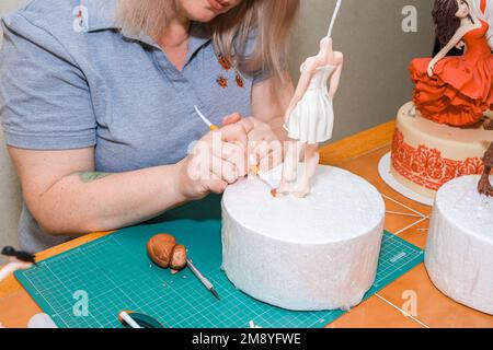 Meister in der Modellierung von Figuren aus Süßwaren-Mastix Stockfoto