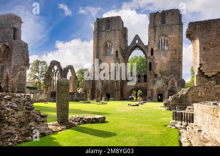 10. September 2022: Elgin, Moray, Schottland - die Ruinen der Elgin Cathedral im frühen Herbst an einem wunderschönen sonnigen Tag. Stockfoto