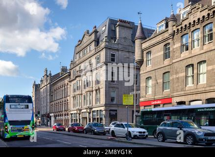 13. September 2022: Aberdeen, Schottland - Guild Street im Geschäftsviertel (CBD) mit der berühmten viktorianischen Granitarchitektur, die dazu geführt hat, dass sie... Stockfoto