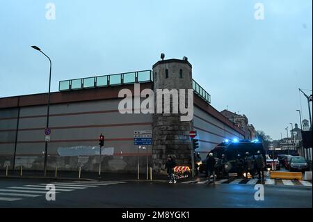 Mailand, Italien - 15. Januar 2023: Rund 600 Menschen versammeln sich in der Nähe des Gefängnisses von San Vittore, um gegen den italienischen Anarchistenführer Alfredo Cospito zu protestieren, der seit mehr als 3 Monaten im Hungerstreik gegen seine mafiasartige Gefängnisbehandlung und gegen das 41-bis-Regime Berufung eingelegt hat. Cospito verbüßt zwei Haftstrafen von insgesamt 30 Jahren wegen Terroranschlägen. Das harte 41-bis-Regime verlangt fast vollständige Isolation von der Außenwelt. Stockfoto