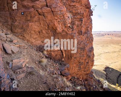 Pfeile führen den Slot hinauf, Mt Bruce (Punurrunha), Karijini-Nationalpark, Westaustralien Stockfoto