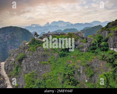 Unglaubliche riesige Drachenstatue am Aussichtspunkt Hang Mua Stockfoto