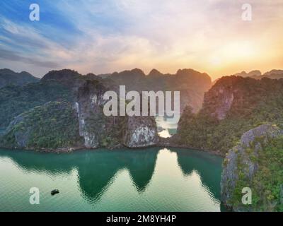 Fantastischer Sonnenuntergang in Ha Long Bay, Vietnam Stockfoto