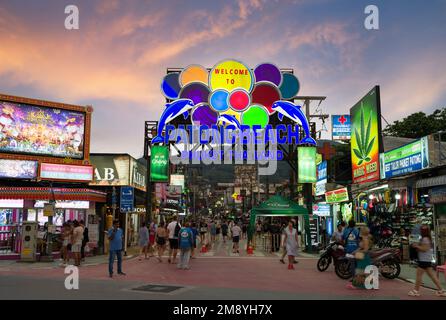 Bangla Road, Patong Beach, Phuket, Thailand - 29. November 2022: Eingang zur Bangla Road am Abend. Stockfoto