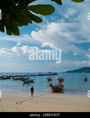 Patong Beach, Phuket, Thailand. 29. November 2022. Schöner Tag am Strand von Patong. Traditionelle thailändische Touristenboote. Thailands beliebteste Strände. Stockfoto