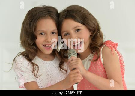 Nahaufnahme von kleinen Mädchen, die mit dem Mikrofon singen Stockfoto