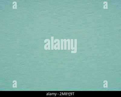 Hellblauer, türkisfarbener, metallisierter Papierhintergrund in Aqua. Leere Designer-Pappe. Textur für die Erstellung von Karten für Weihnachtsfestivals in der Wintersaison Stockfoto