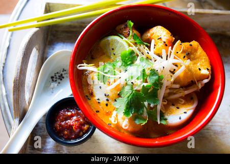 Chinesische Suppe mit gebratenem Tofu und Garnelen. Stockfoto