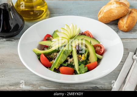 Quinoa und Avocado-Salat. Entgiftungsdiät oder einfach nur ein gesundes Essen Konzept Stockfoto