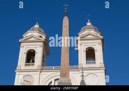 Antiker Sallustiano Obelisk und Türme der Kirche der Heiligen Dreifaltigkeit auf den Bergen (Trinita dei Monti) in Rom, Italien. Stockfoto