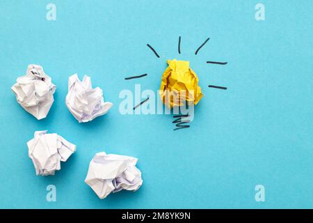 Zerknitterte Gelb- und Weißpapierlaightball als konzeptionelle kreative Idee und Innovation. Stockfoto