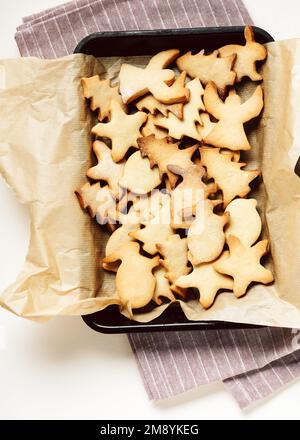 Gebackene Lebkekse auf einem Backblech. Stockfoto