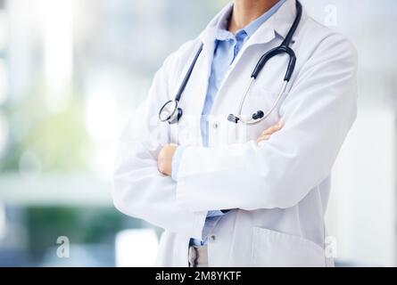 Ich helfe Ihnen bei Ihren Gesundheitsangelegenheiten. Nahaufnahme einer unbekannten Ärztin, die in einem Krankenhaus mit gekreuzten Armen stand. Stockfoto