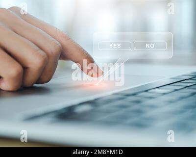 Ja oder Nein Konzept. Die Fenster „Ja“ und „Nein“ werden in der virtuellen Sprechblase angezeigt, während der Finger einer Person das Touchpad des Laptops berührt, Nahaufnahme. Stockfoto