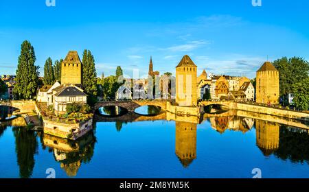 Malerischer Panoramablick auf Straßburg mit Blick auf Ponts Couverts und vier Türmen im historischen Viertel Petite France Stockfoto