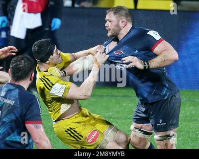 Remi Bourdeau von Stade Rochelais und Duane Vermeulen von Ulster Rugby während des Champions Cup, Rugby-Gewerkschaftsspiel zwischen Stade Rochelais (La Rochelle) und Ulster Rugby am 14. Januar 2023 im Marcel Deflandre Stadion in La Rochelle, Frankreich - Photo Laurent Lairys / DPPI Stockfoto