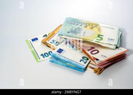 Stapel verschiedener Euro-Banknoten auf hellgrauem Hintergrund, Konzept für Wirtschaft, Finanzen, Inflation und Wirtschaft, Kopierraum, Ausgewählter Fokus, schmal Stockfoto