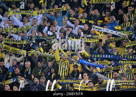 ISTANBUL - Fenerbahce-Fans während des türkischen Super-Lig-Spiels zwischen Fenerbahce AS und Galatasaray AS im Ulker-Stadion am 8. Januar 2023 in Istanbul, Türkei. AP | niederländische Höhe | GERRIT VON KÖLN Stockfoto