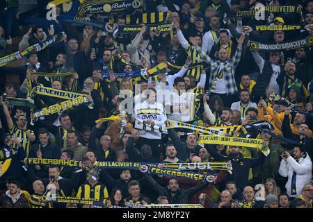 ISTANBUL - Fenerbahce-Fans während des türkischen Super-Lig-Spiels zwischen Fenerbahce AS und Galatasaray AS im Ulker-Stadion am 8. Januar 2023 in Istanbul, Türkei. AP | niederländische Höhe | GERRIT VON KÖLN Stockfoto