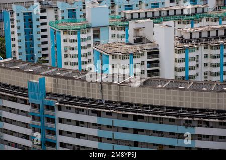 Luftaufnahme des Singapur HDB-Gehäuses in blauer Farbpalette. Stockfoto