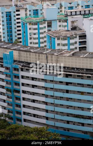 Vertikale Nahaufnahme des Singapur HDB-Gehäuses aus der Antenne in blauer Farbpalette. Stockfoto