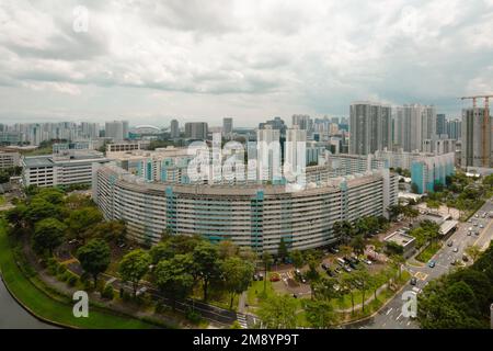 Luftaufnahme des längsten HDB Singapurs. 320 Meter lang auf der Korridorseite, 46 Einheiten pro Etage. Stockfoto