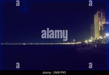 Der Marine Drive ist auch als die Halskette der Königin bekannt, da die Straßenlichter bei Nacht von einem erhöhten Punkt entlang der Straße aus gesehen werden und einer Kette aus Perlen ähneln. Der offizielle Name für diese Straße ist Netaji Subhash Chandra Bose Road, obwohl sie nur selten verwendet wird. Bayside Walkway, benannt nach dem Effekt seiner Nachtlichter Stockfoto