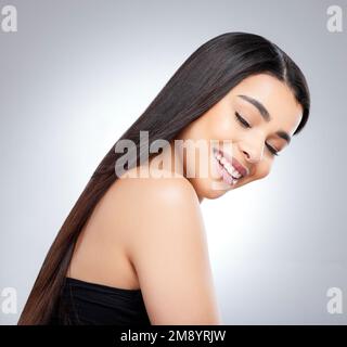 Oh, mit solch natürlicher Schönheit gesegnet zu sein. Studiofoto einer attraktiven jungen Frau, die vor grauem Hintergrund posiert. Stockfoto