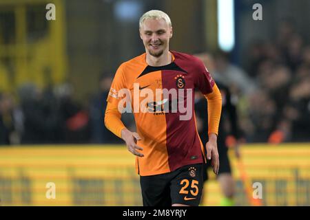 ISTANBUL - Victor Nelsson aus Galatasaray WÄHREND des türkischen Super-Lig-Spiels zwischen Fenerbahce AS und Galatasaray AM 8. Januar 2023 im Ulker-Stadion in Istanbul, Türkei. AP | niederländische Höhe | GERRIT VON KÖLN Stockfoto