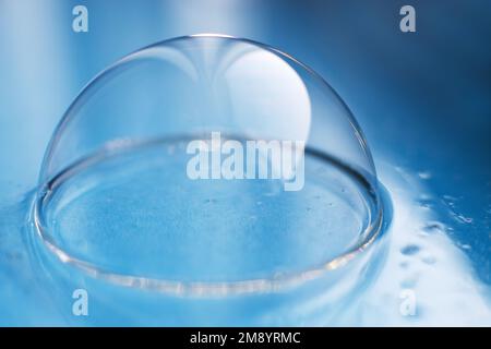 Die Seifenblase schließt sich. Abstrakter blauer Wasserhintergrund. Stockfoto