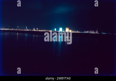 Nariman Point ist das Geschäftsviertel von Mumbai mit Hochhäusern und gehobenen Hotels, die in Bars mit Blick auf das Meer beliebt sind, um bei Sonnenuntergang einen Drink zu genießen. Hier befinden sich das National Centre for the Performing Arts, in dem experimentelle Theater- und internationale Musikdarbietungen stattfinden, und die Piramal Art Gallery, in der moderne visuelle Künste gezeigt werden. Die Gegend liegt am Ende des Marine Drive, einer Promenade, die von Art déco-Gebäuden gesäumt ist. Stockfoto