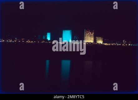 Nariman Point ist das Geschäftsviertel von Mumbai mit Hochhäusern und gehobenen Hotels, die in Bars mit Blick auf das Meer beliebt sind, um bei Sonnenuntergang einen Drink zu genießen. Hier befinden sich das National Centre for the Performing Arts, in dem experimentelle Theater- und internationale Musikdarbietungen stattfinden, und die Piramal Art Gallery, in der moderne visuelle Künste gezeigt werden. Die Gegend liegt am Ende des Marine Drive, einer Promenade, die von Art déco-Gebäuden gesäumt ist. Stockfoto