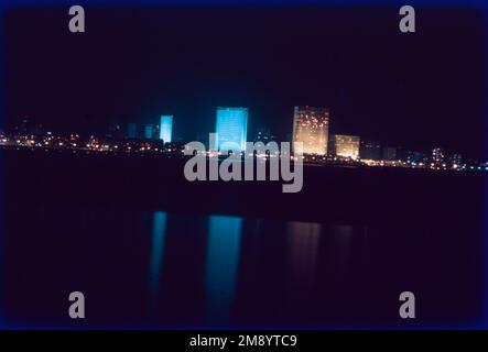 Nariman Point ist das Geschäftsviertel von Mumbai mit Hochhäusern und gehobenen Hotels, die in Bars mit Blick auf das Meer beliebt sind, um bei Sonnenuntergang einen Drink zu genießen. Hier befinden sich das National Centre for the Performing Arts, in dem experimentelle Theater- und internationale Musikdarbietungen stattfinden, und die Piramal Art Gallery, in der moderne visuelle Künste gezeigt werden. Die Gegend liegt am Ende des Marine Drive, einer Promenade, die von Art déco-Gebäuden gesäumt ist. Stockfoto